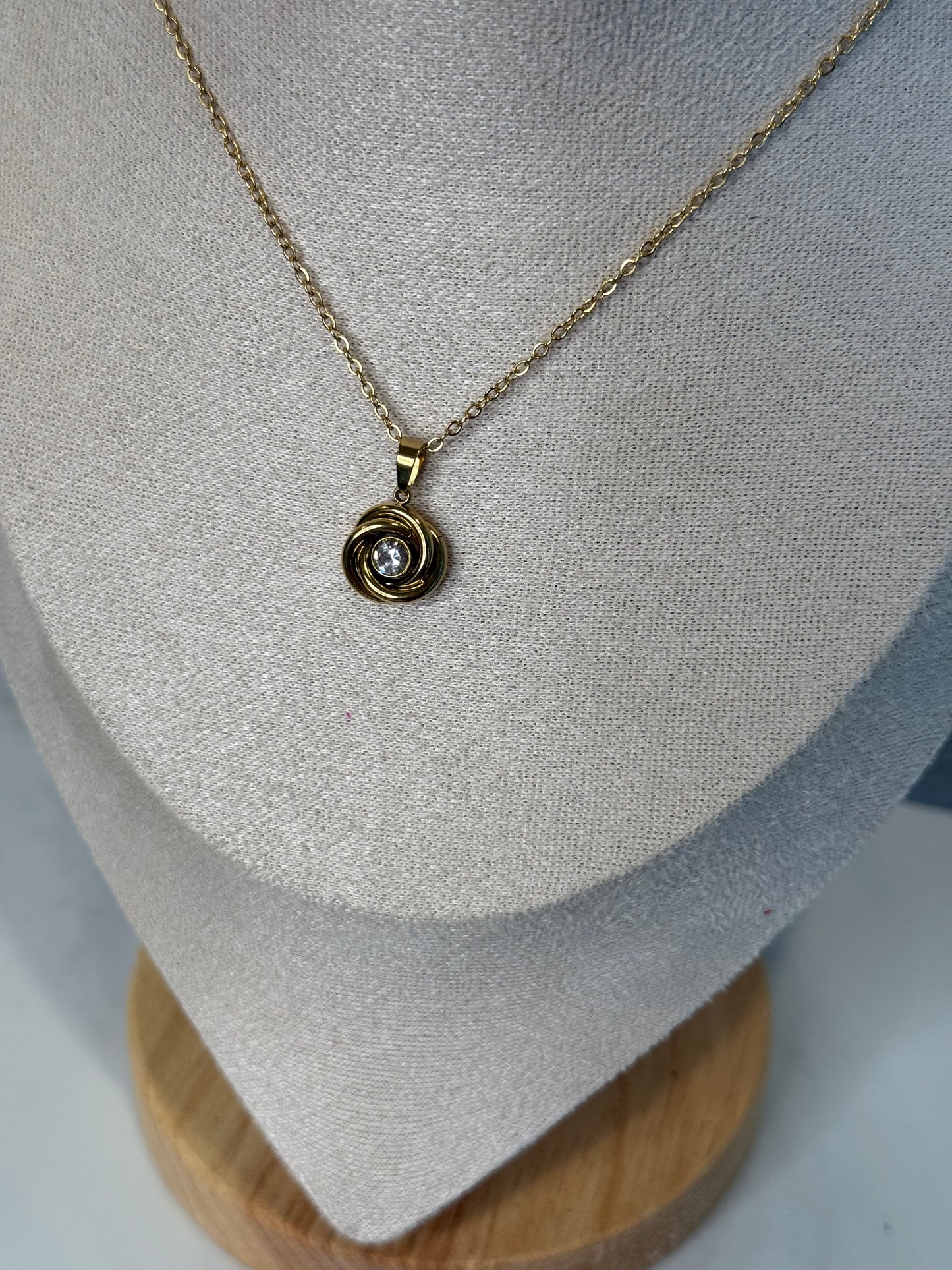 Dainty round pendant necklace